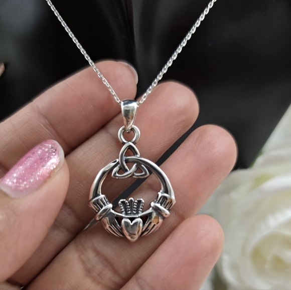 CLADDAGH NECKLACE - Picture 13 of 13